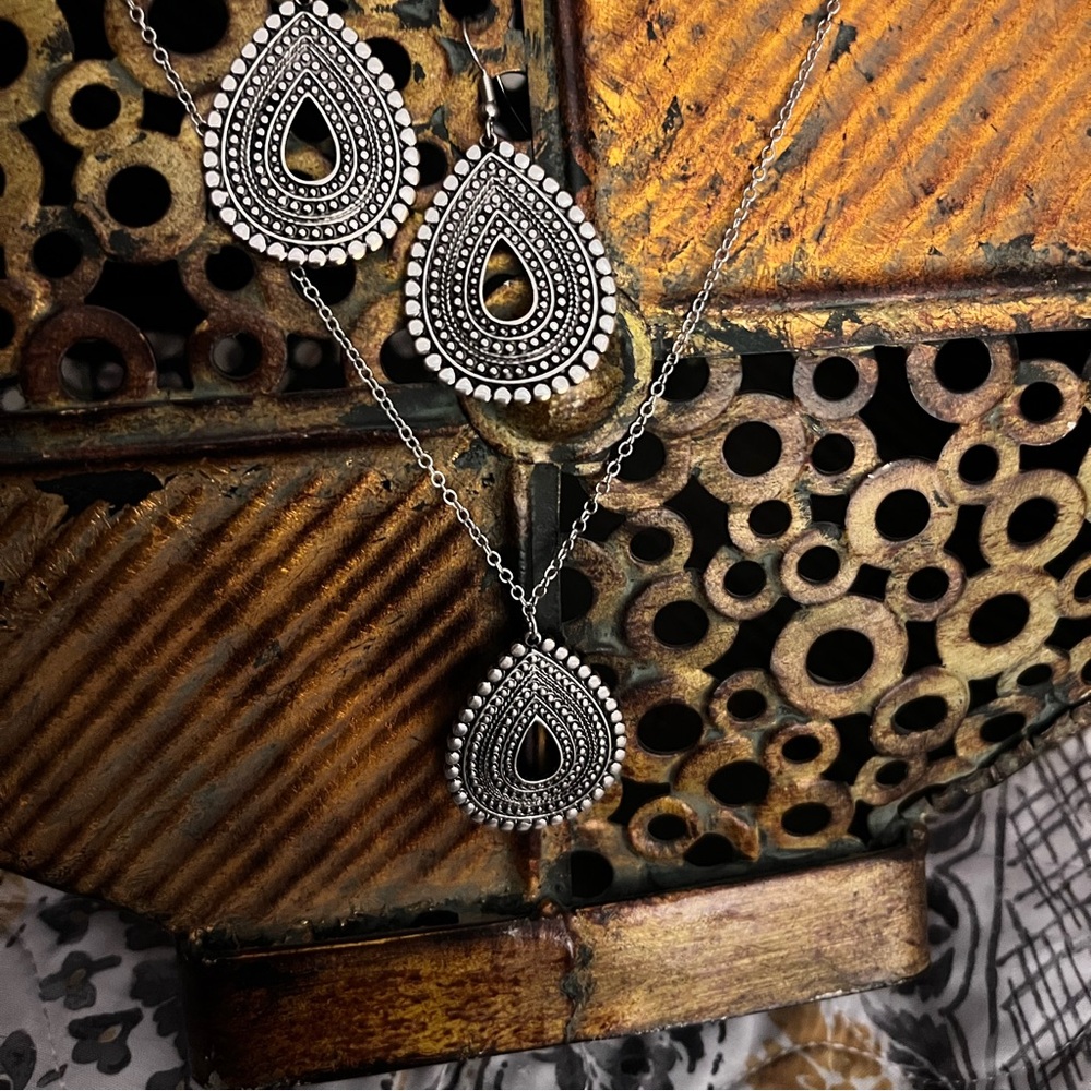 Earring necklace set